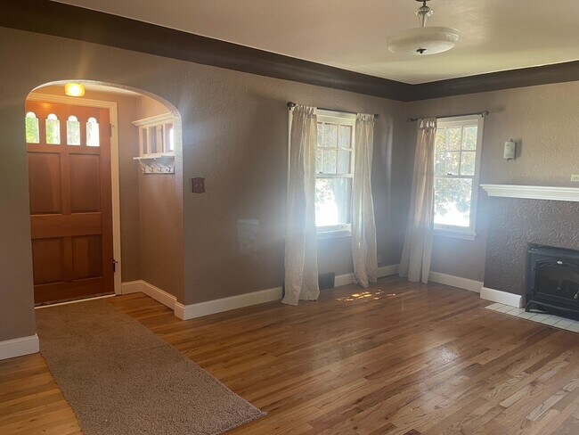 Building Photo - 749 Alderson Ave
