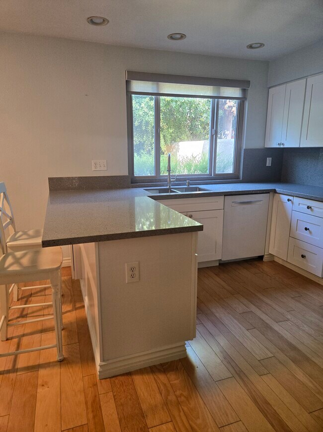 Cocina completamente nueva y recién remodelada. - 8830 Via Andar