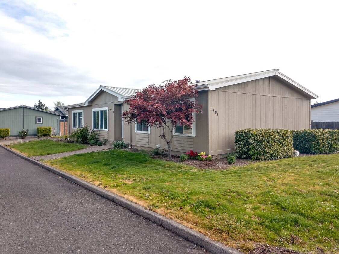 NEW Carpet! Single Level West Salem Home, House Rental in Salem