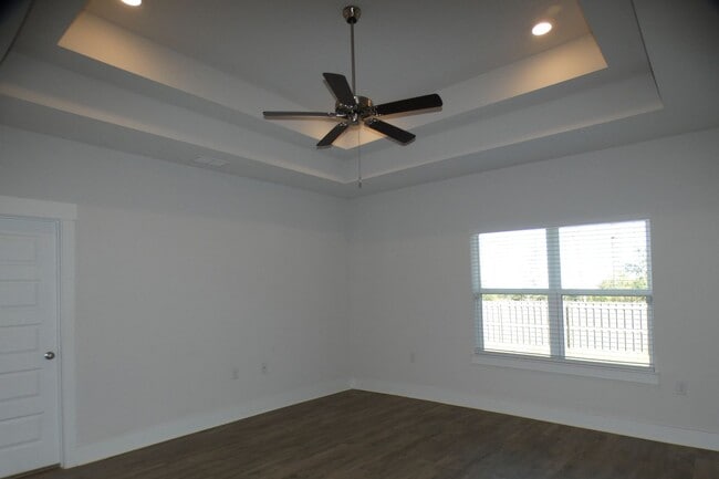 Foto del edificio - 4-Bedroom Home - Community Pool