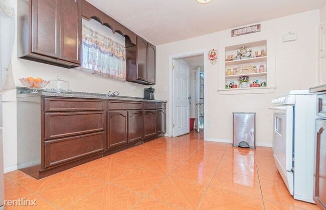 Building Photo - 3 br, 1 bath Townhome - 18 Tilton Ave