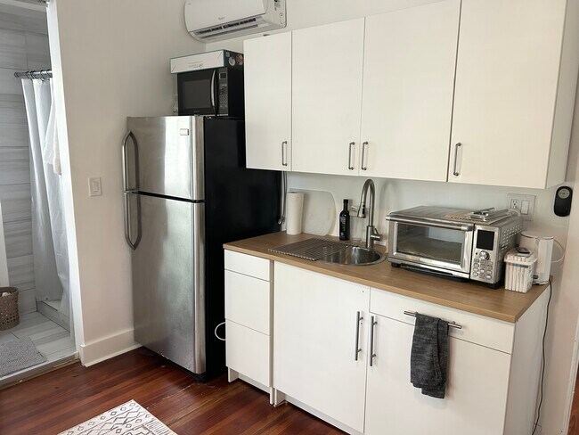 Foto del edificio - 787 NE 72nd St