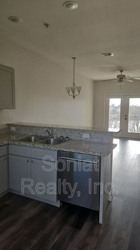 Building Photo - 4504 Pontchartrain Dr