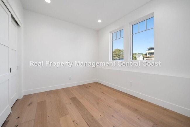 Building Photo - AVAILABLE JULY - Executive Townhome in Avi...