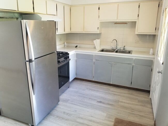 Building Photo - 547 N Ridgemoor Ave