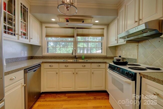 Foto del edificio - 6412 Tomahawk Ln