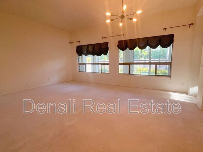 Foto del edificio - 1955 E Drake Dr