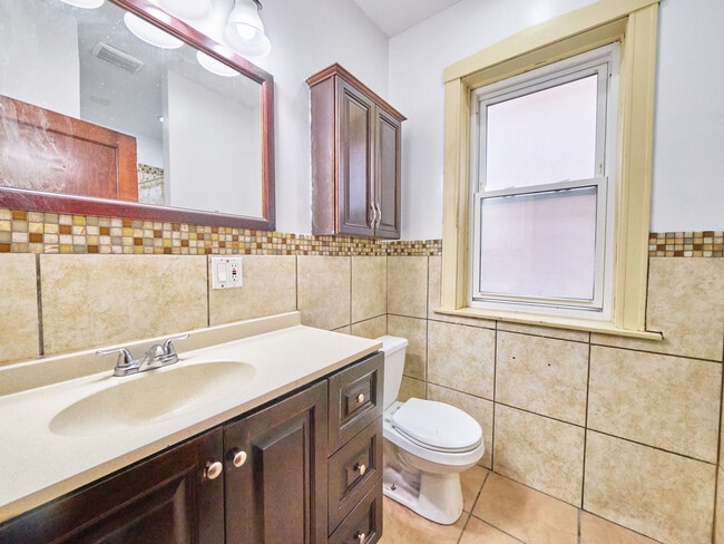 Building Photo - 3016 W 41st St