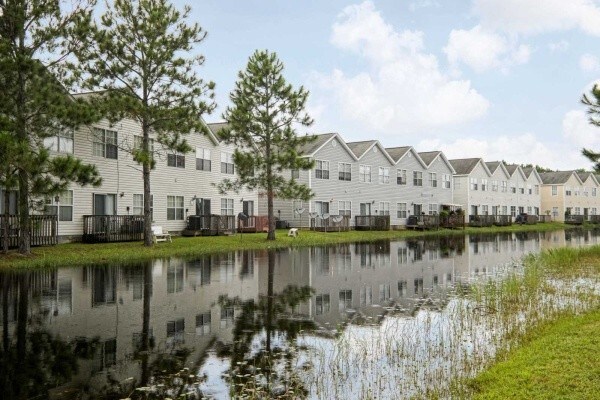 Foto principal - 15300 Dismuke Dr