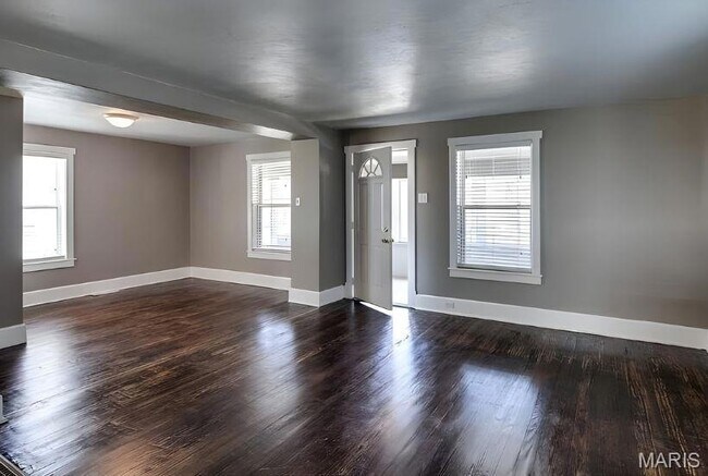 Foto del edificio - 329 Rose Ln