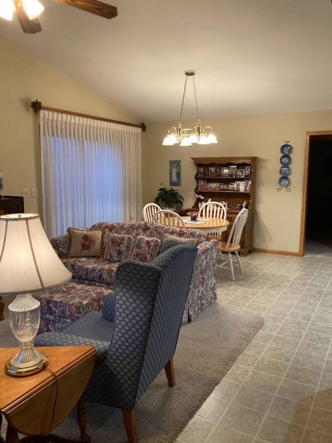 Building Photo - 4 Bedroom Twin Home