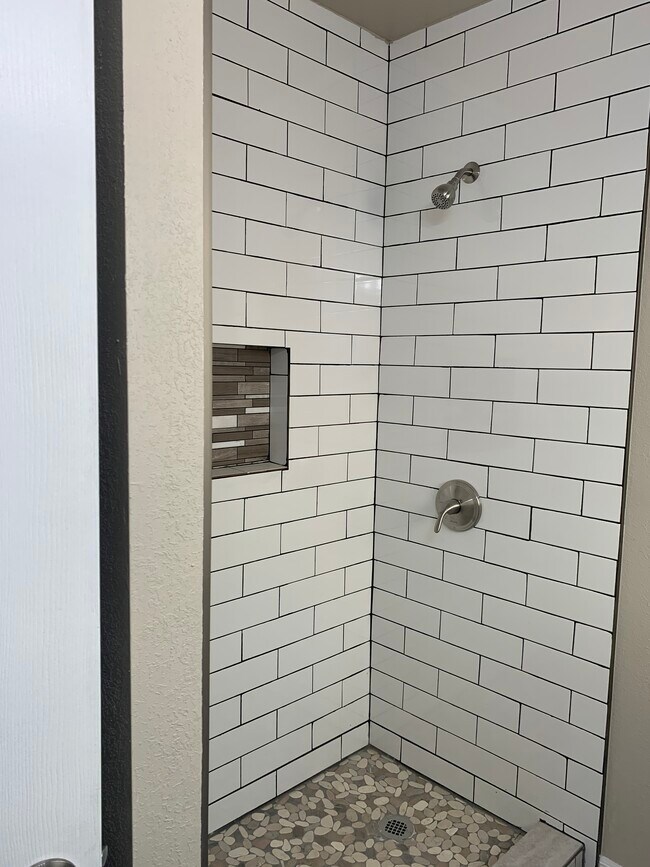 Baño - 6117 S Victoria Ave