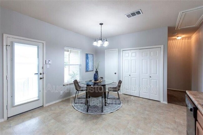 Foto del edificio - 1612 Corn Hill Ln