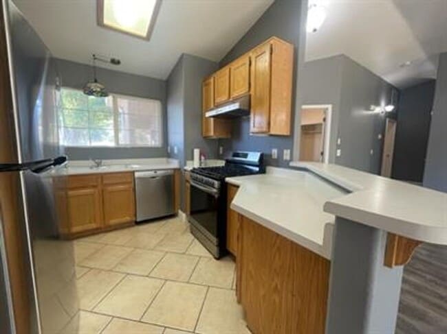 Building Photo - Private home, large lot!