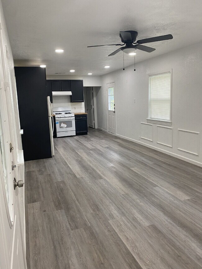 Building Photo - "Charming 3-Bed Oasis with 2 Full Baths in...