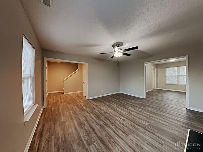Foto del edificio - 5203 Grass Ridge Dr