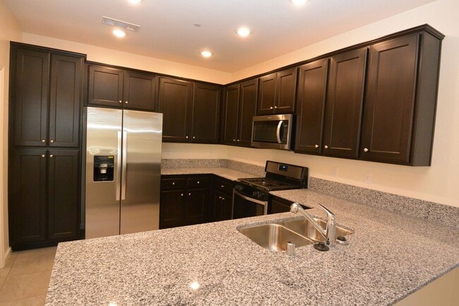 Building Photo - Newer northwest Visalia home in Ashton Park Gated Community