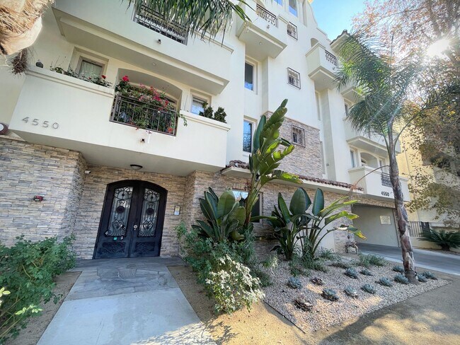 Foto del edificio - Studio City living at a great price. 3bd/2ba condo, dual parking, water/trash included!