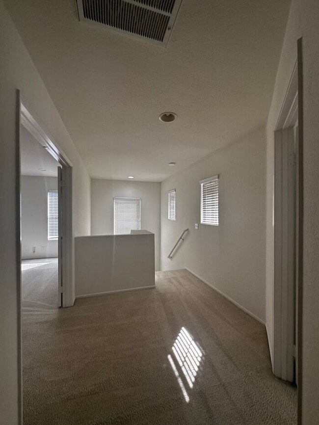 Building Photo - Welcome to this cozy home where comfort meets convenience. ? Now offering special pricing for Mov...