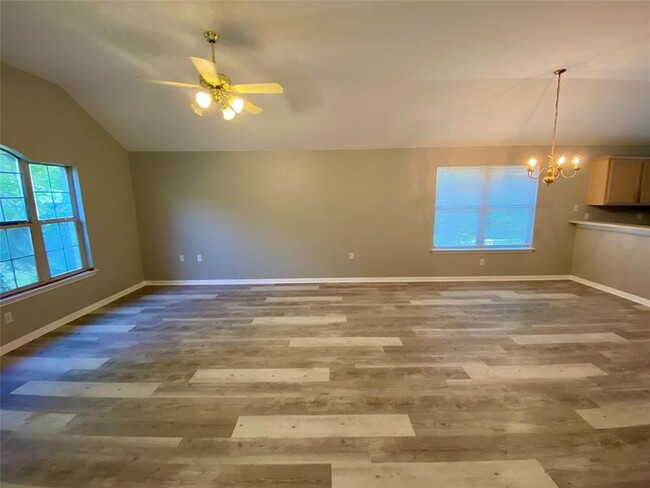 Foto del edificio - 5710 Lark Creek Dr