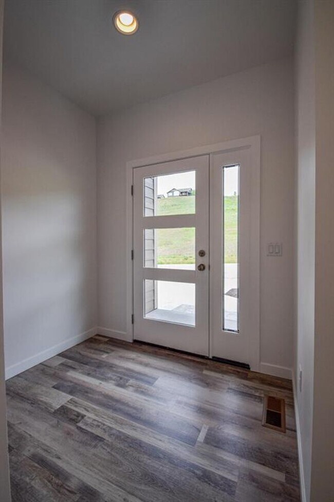 Foto del edificio - New South Hills Duplex Stunner!