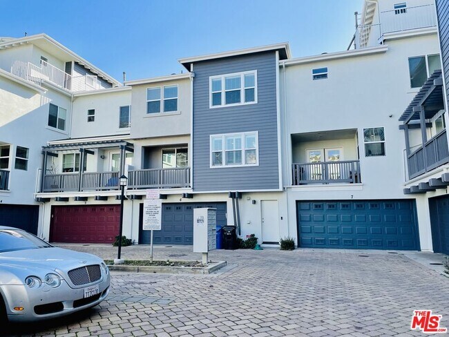 Building Photo - 6021 S Dawn Creek