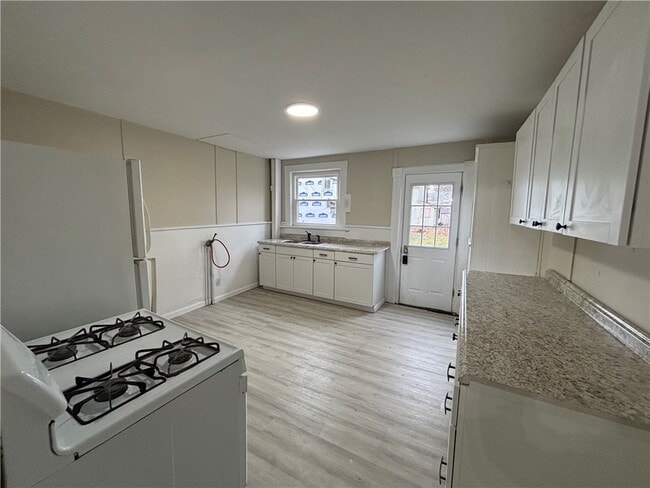 Building Photo - 626 Lewis St