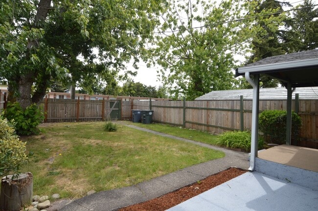 Building Photo - Charming 3-Bedroom Rambler Near JBLM – Mov...
