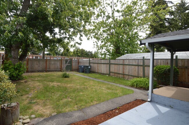 Foto del edificio - Charming 3-Bedroom Rambler Near JBLM – Mov...