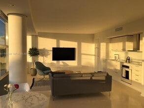 Building Photo - 900 Bay Dr