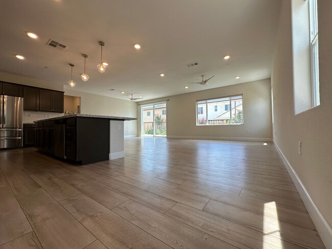 Building Photo - Stunning 4 Bedroom 3 Bathroom with SOLAR! ...