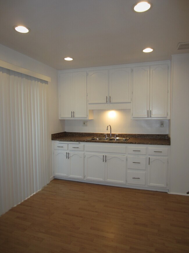 Foto del edificio - 8390 Walker St