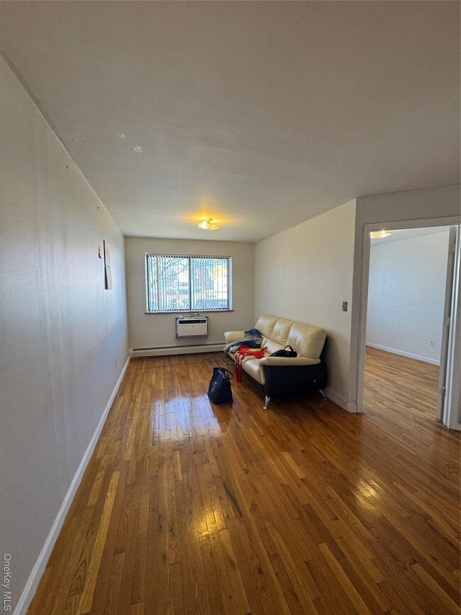 Foto del edificio - 44-41 College Point Blvd