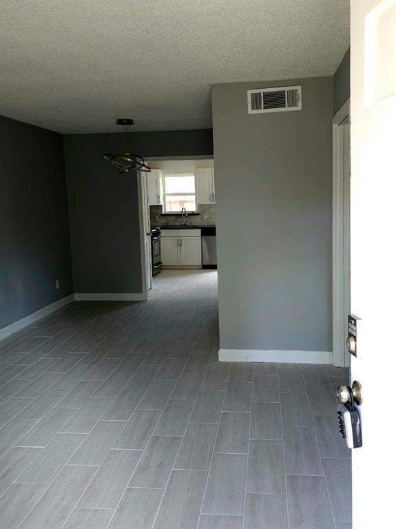 Building Photo - 174 W Tri Oaks Ln