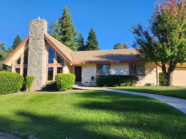 Building Photo - Sunset Terrace Home with POOL & LOFT + own...