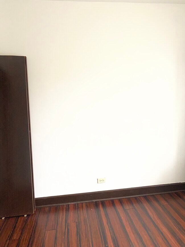 Dormitorio Oeste - 4922 N Kedzie Ave