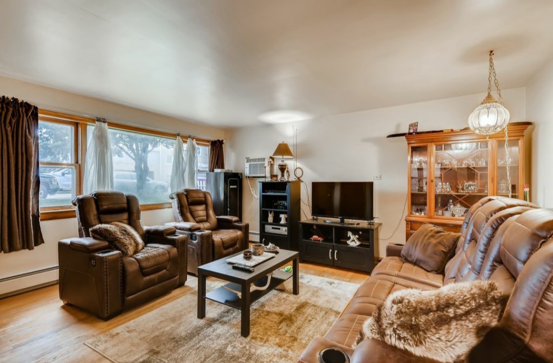 Front room - 3809 Scoville Ave
