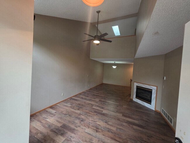 Foto del edificio - 2 BEDROOM UNIT WITH TWO CAR GARAGE – AVAIL...