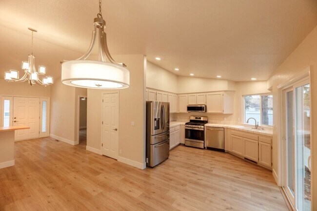 Foto del edificio - BEAUTIFULLY UPDATED CRYSTAL LAKES HOME WITH PRIVATE BACKYARD, RESORT-STYLE AMENITIES & PRIME SOUT...