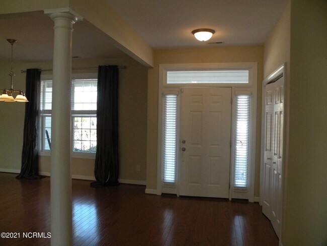Building Photo - 3523 White Dr