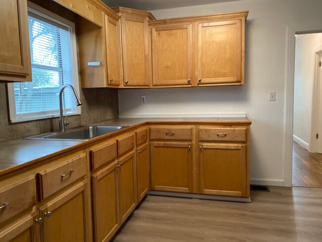 Building Photo - 433 Robert Dr