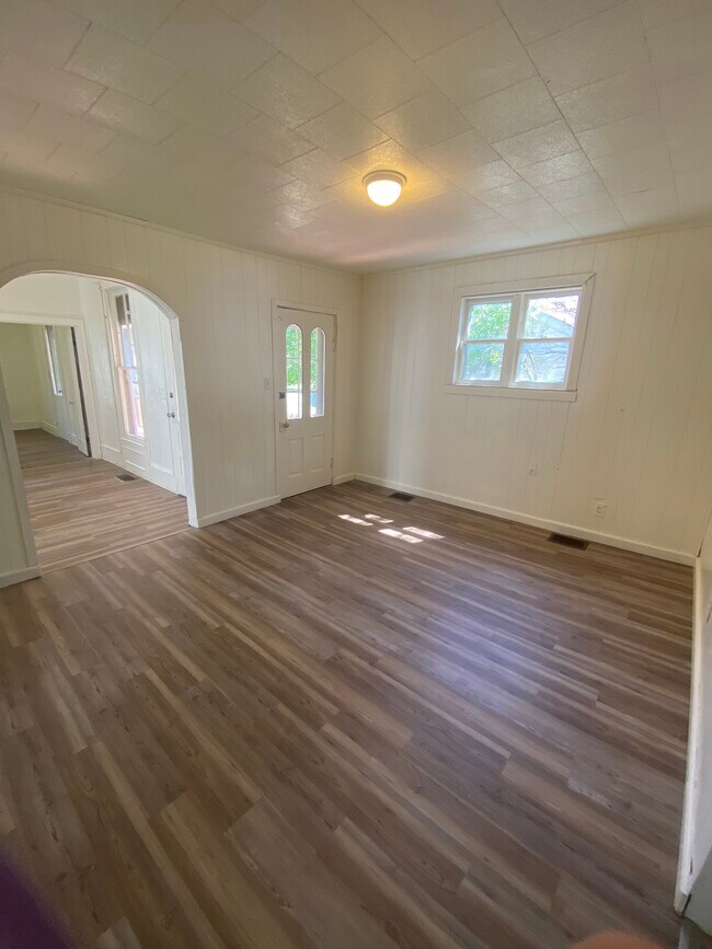 Comedor - 220 E Oak St