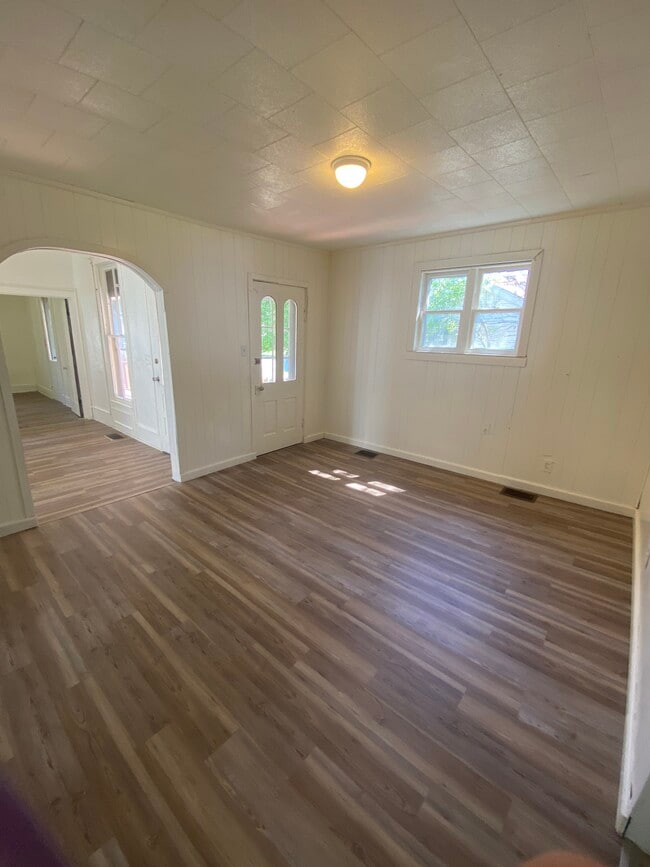 Dining room - 220 E Oak St
