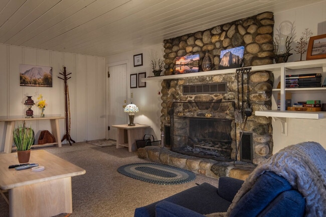 Foto del edificio - 8040 Sugarpine Pl