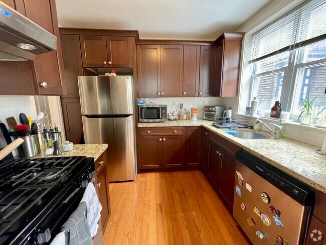 Building Photo - 1527 Beacon St