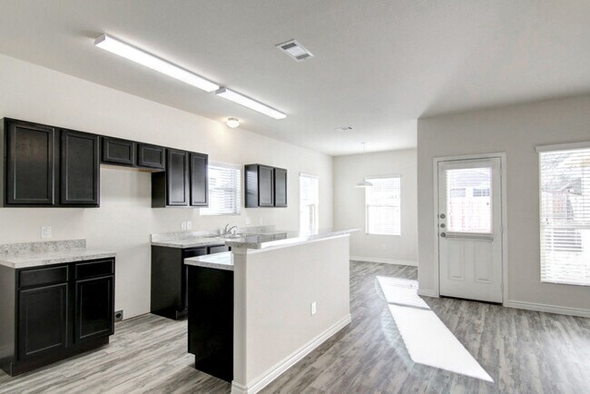 Building Photo - 738 Nichols Dr