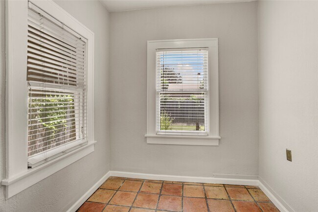 Foto del edificio - 5221 Mulford St