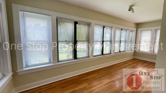 Foto del edificio - Charming 2-bedroom, 1-bath Duplex in Kansa...