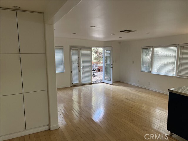 Foto del edificio - 2400 N Beverly Glen Blvd