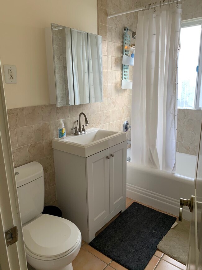 Building Photo - 644 Landfair Ave.